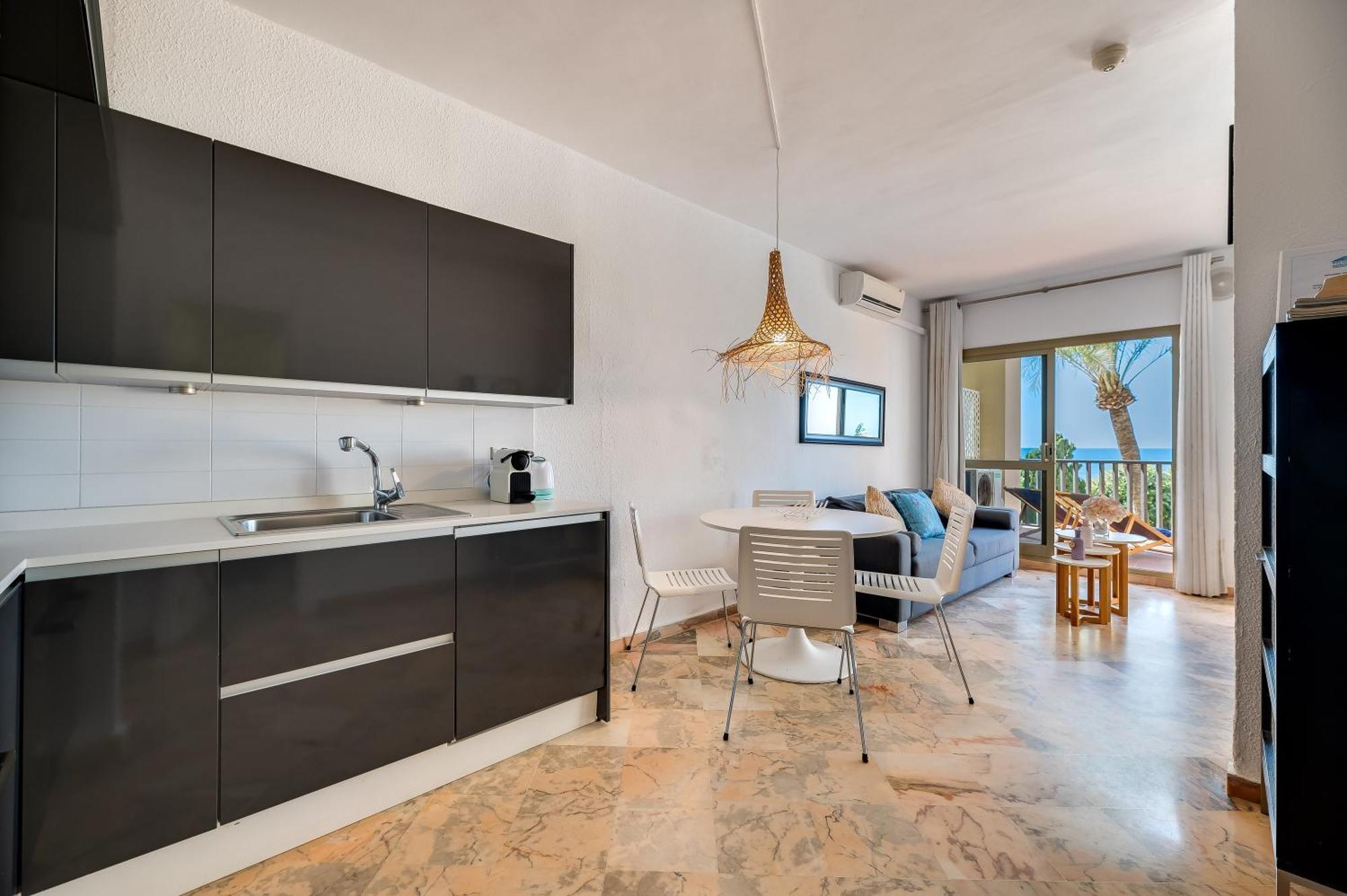 מארבלה Front Line Beach Studio Apartment מראה חיצוני תמונה